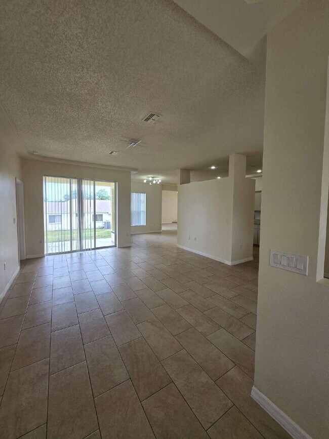 Building Photo - "Charming 3-Bed, 2-Bath Haven in Spring Hill – Your Perfect Florida Retreat!"