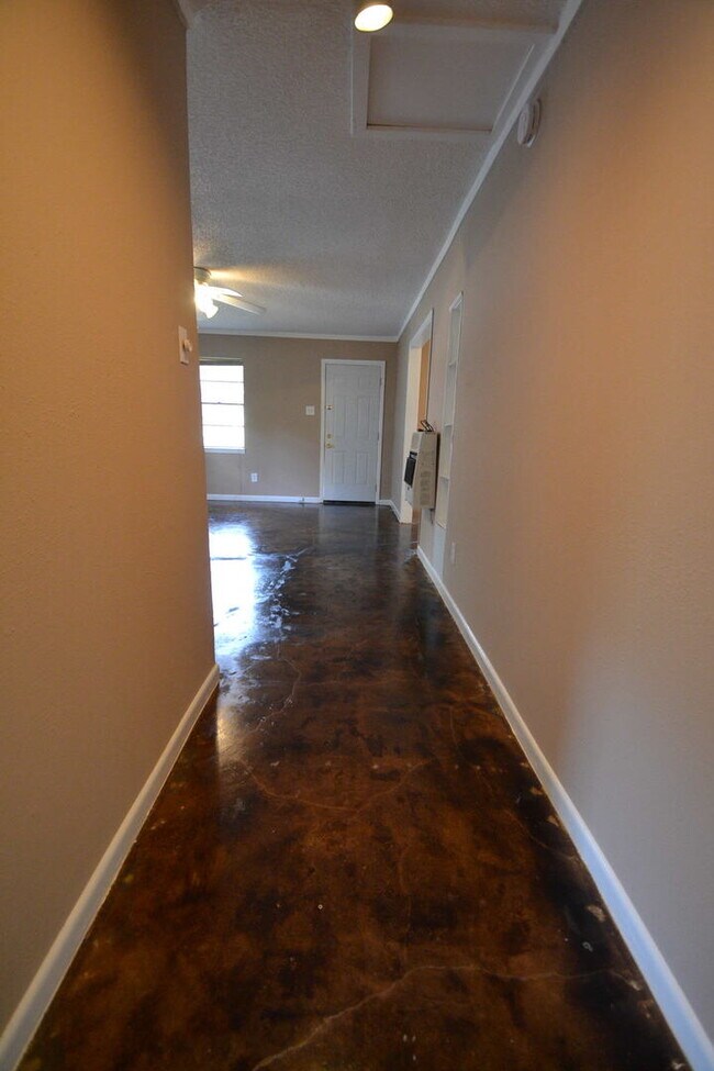 Building Photo - 2/1 House in Hip East Austin!