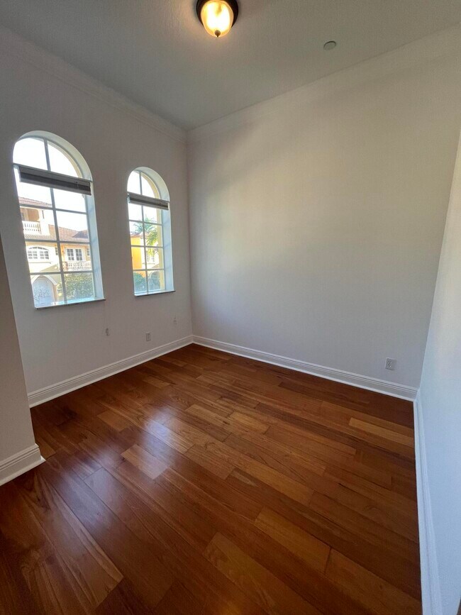 Building Photo - 355 NE 69th Cir