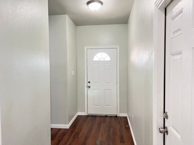 Building Photo - Lovely home for rent in Ennis, TX!