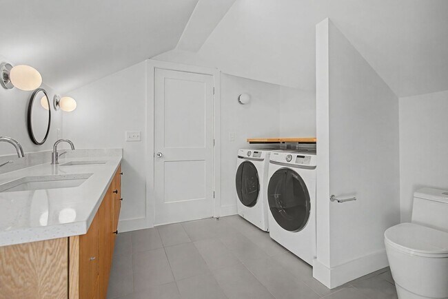 Building Photo - Stunning 5BR/3.5BA historic home located near Hillsboro Village!