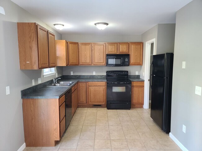 Building Photo - 3 bedroom,  2 1/2 bath town home in Waynesboro PA END UNIT
