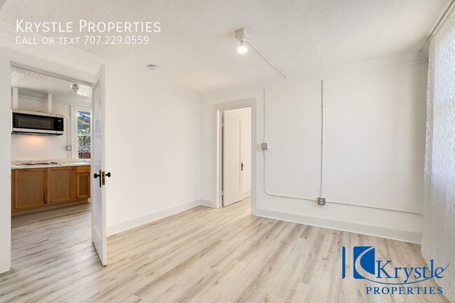 Building Photo - Spacious apartment with large patio