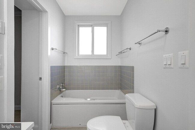 Building Photo - 2031 Hillside Dr