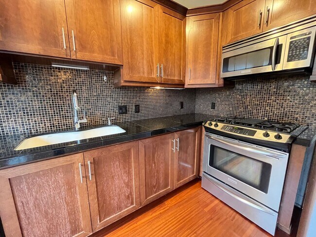 Building Photo - 2 Bed + 2 Bath Condo in the Belmont District Portland ~ Secured Garage Parking, Washer & Dryer in...