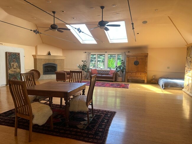 Building Photo - 2376 Old Topanga Canyon Rd