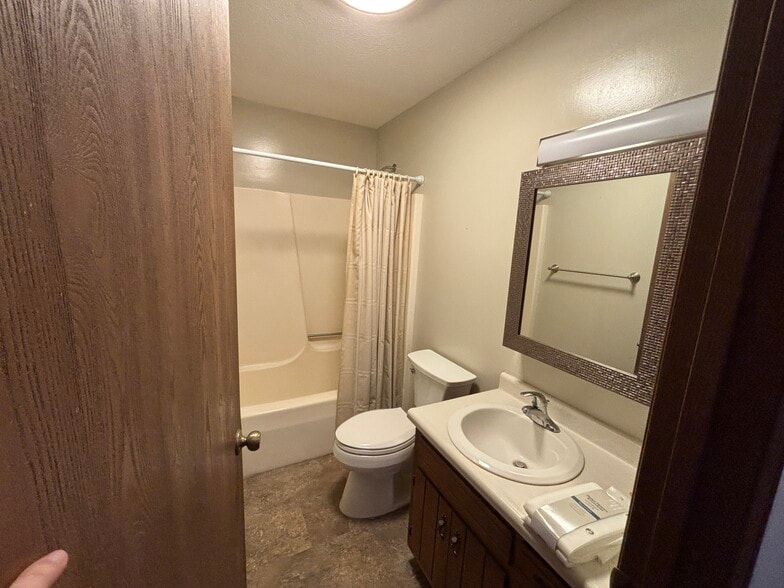 Building Photo - 1949 Richwood Dr