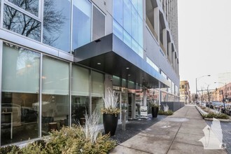 Building Photo - Gorgeous 2 bed 2 bath in Uptown