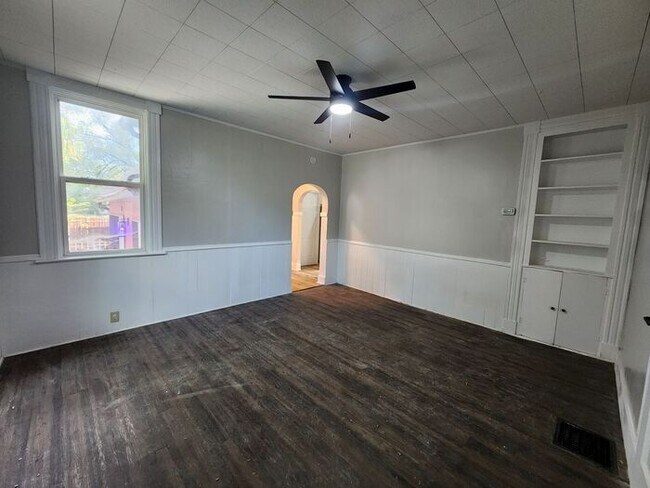 Building Photo - 4 Bedroom/2 Bath w/Attached Garage Recentl...