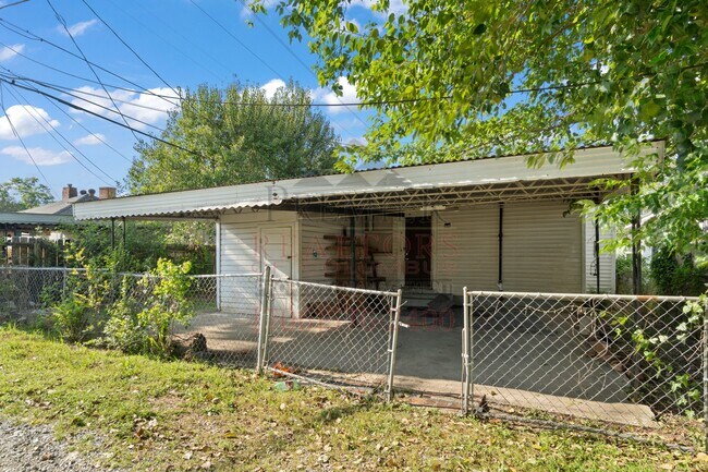 Building Photo - 108 Comer St