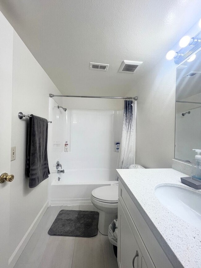 Building Photo - Cozy 2-Bedroom Condo in La Verne