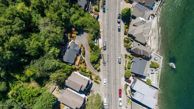 Building Photo - Charming Beach Drive Craftsman w/ AC and V...