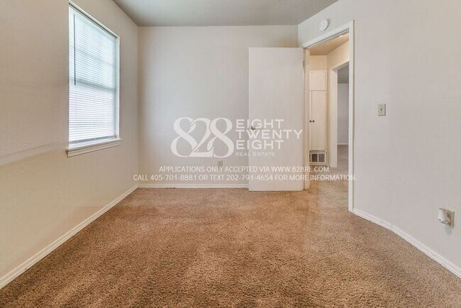 Building Photo - 3 Bedroom/1 Bath Single Family Home Just M...