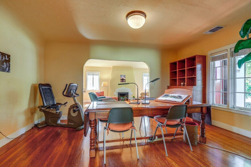 Building Photo - 2627 Land Park Dr