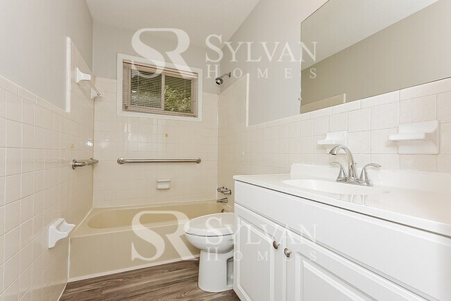 Building Photo - Welcome home to this 3 bedroom, 2 bathroom...