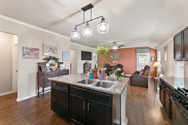 Building Photo - 447 Discovery