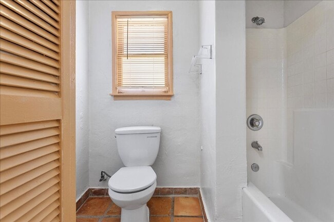 Building Photo - 2308 Woolsey St. #5 - 1 bedroom | 1 bath |...