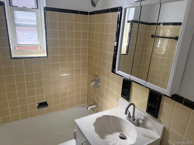 Building Photo - 105-38 63rd Dr