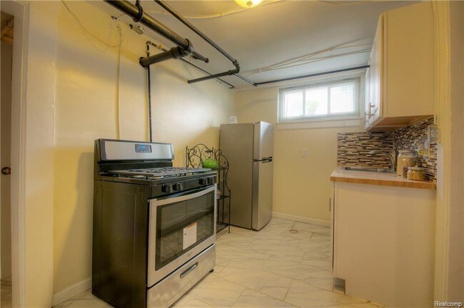 Building Photo - 22 Edison St