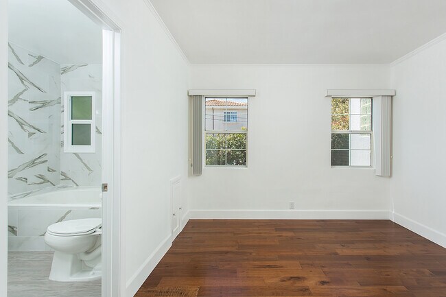 Building Photo - Beautiful spacious house