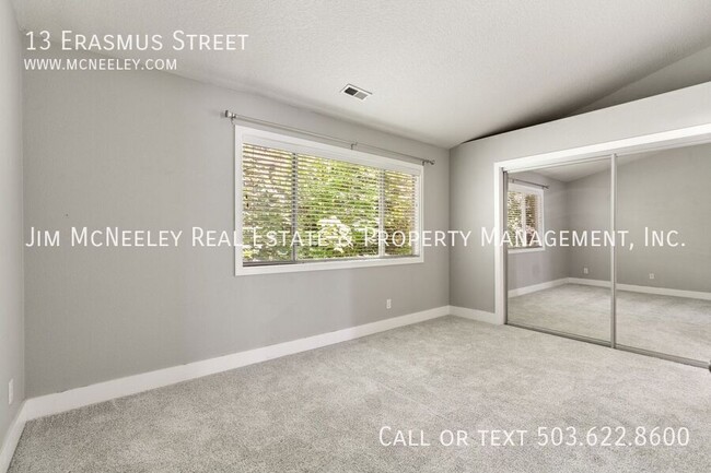 Building Photo - CHARMING LAKE OSWEGO TOWNHOME 2BR NEWLY UP...