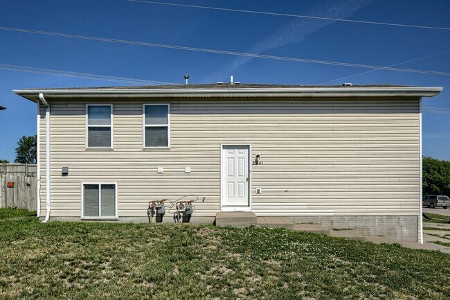 Building Photo - Spacious Duplex Close to Schools, UNL, Haymarket, and I-80 TOTALLY REMODELED