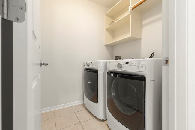 Building Photo - 2111 Blue Water Bay Dr