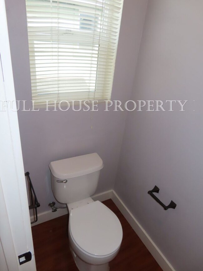 Building Photo - 3 Bed, 2.5 Bath + Bonus room/possible 4th ...