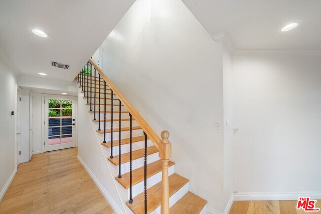 Building Photo - 9305 Beverlycrest Dr