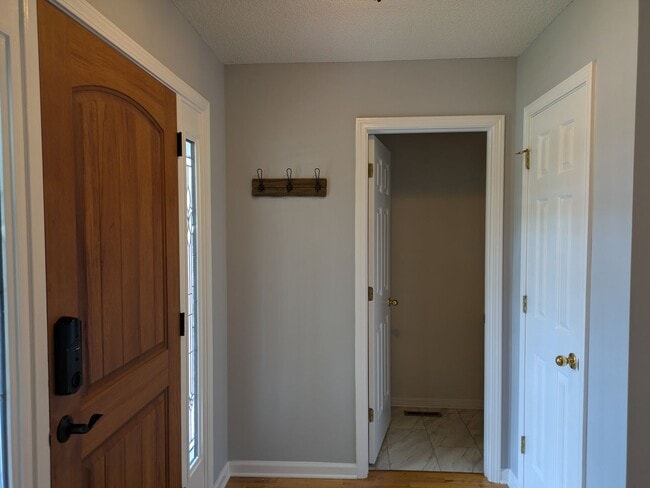 Building Photo - 3BR/2.5Bath House in NE Hickory