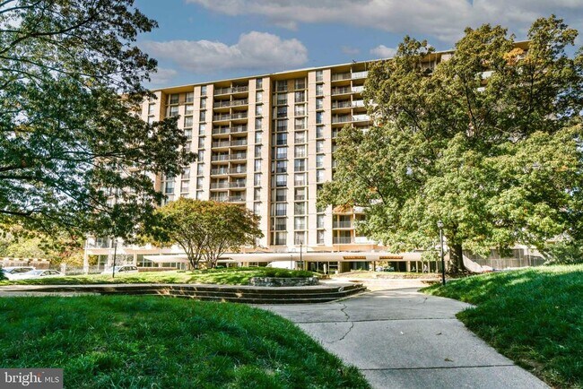 Building Photo - 4600 S Four Mile Run Dr