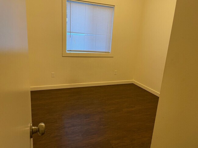 Building Photo - 320 S Asbury St