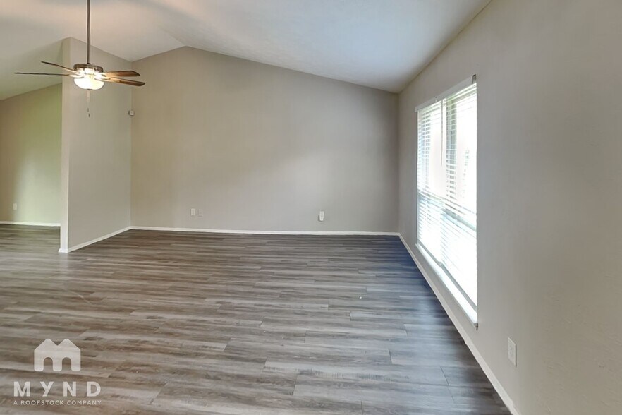 Building Photo - 2822 Canary Ln