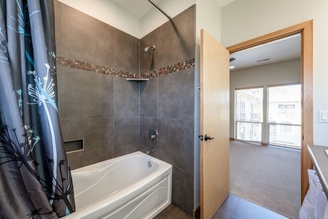 Building Photo - Luxury Three Bedroom Townhome in Johns Lan...