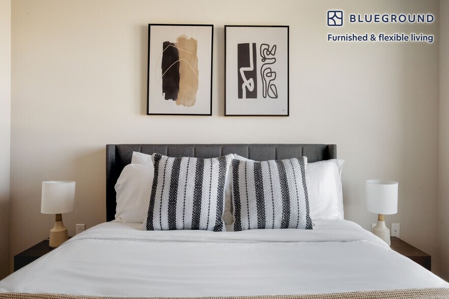Building Photo - 3560 Rambla Pl