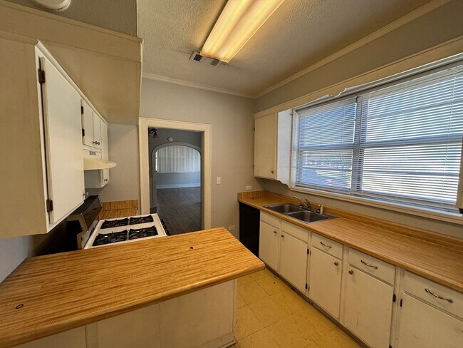 Building Photo - Cute Corner lot... Walks in downtown Bossier City