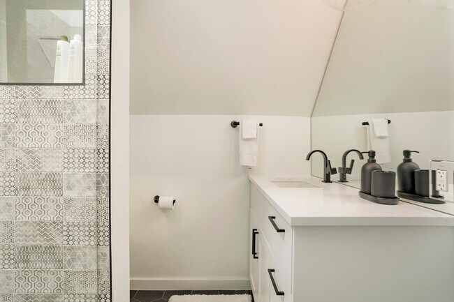 Building Photo - 469 Delaware St