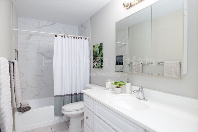 Building Photo - 3011 S Country Club Way