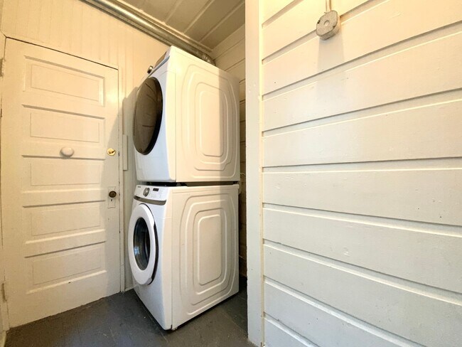 Building Photo - 1BR W/ Bonus Room. In-Unit LAUNDRY! DISHWASHER! PARKING AVAILABLE!