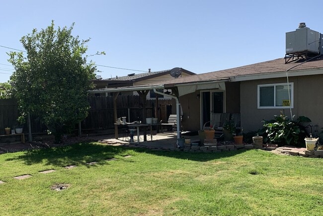 Building Photo - 3 Bedroom 2 Bath Home
