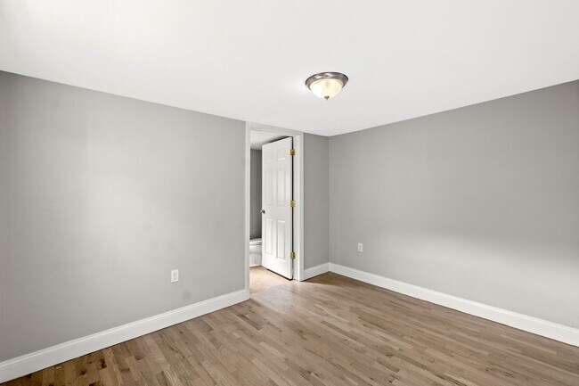 Building Photo - New Renovation - South Side Flats