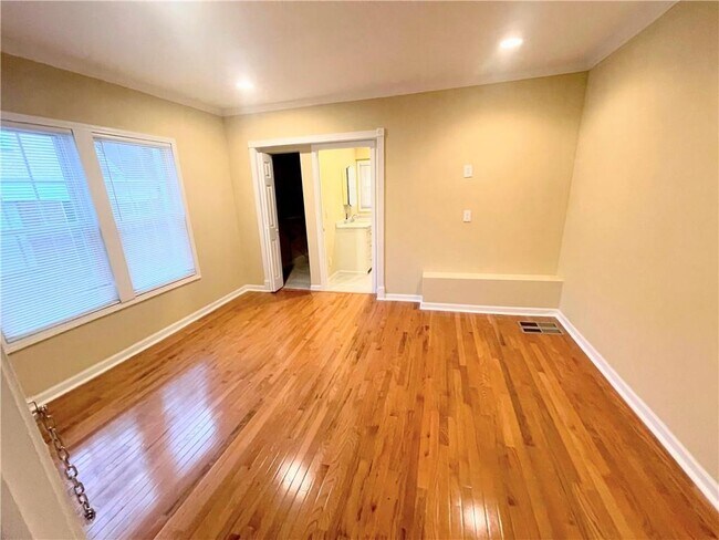 Building Photo - 814 Moreland Ave SE