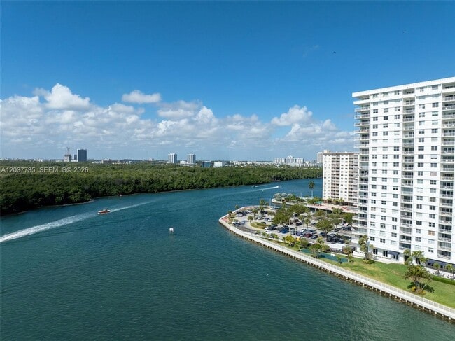 Building Photo - 500 Bayview Dr