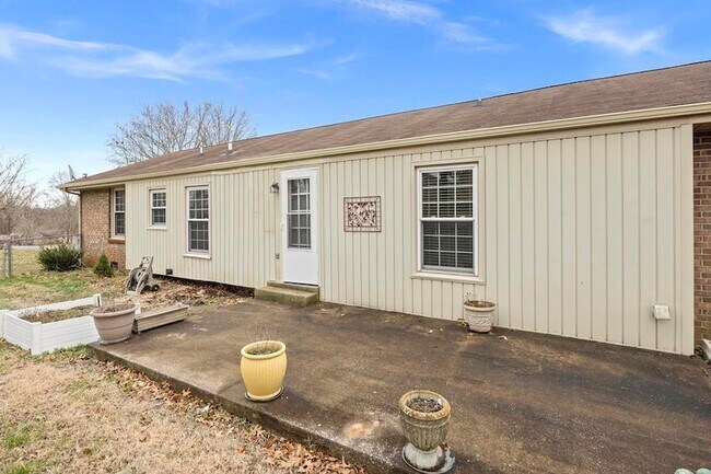 Building Photo - 703 Lucien Dr