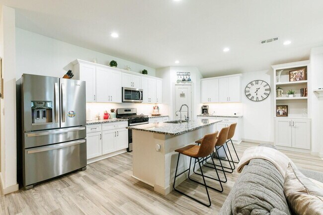 Building Photo - Spacious 4 Bed, 2 Bath Home in Abbey Glen w/ Liberty High School Feeder Pattern!