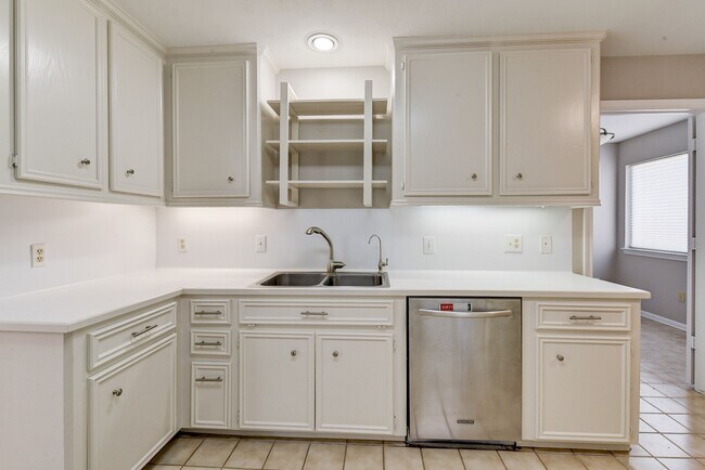 Building Photo - 10045 Valley Dr S
