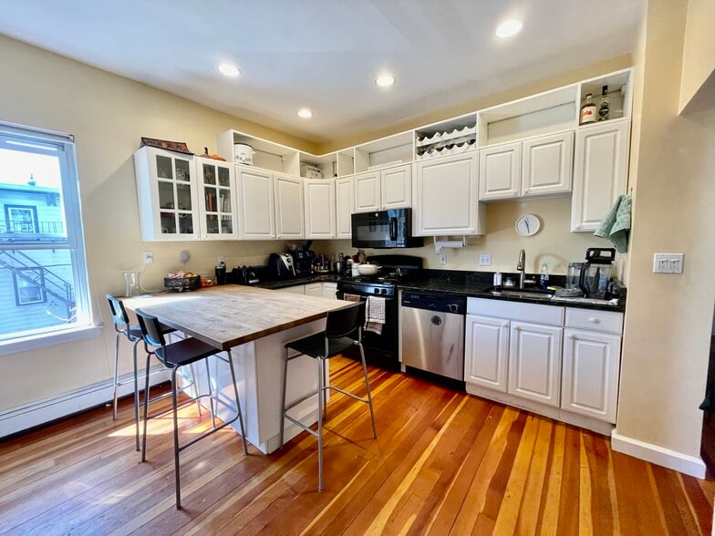 Primary Photo - 70 Thorndike St