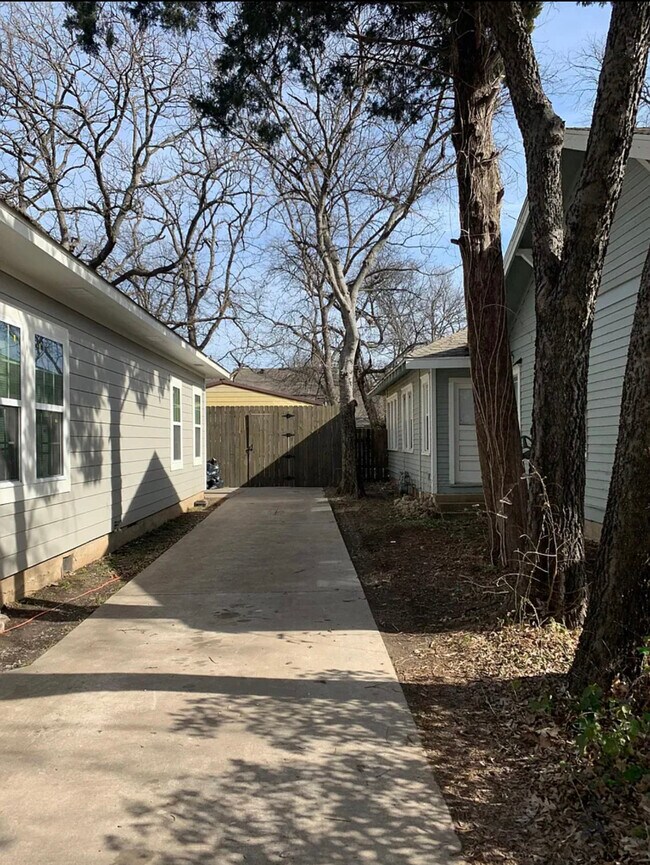 Building Photo - 916 N Austin St
