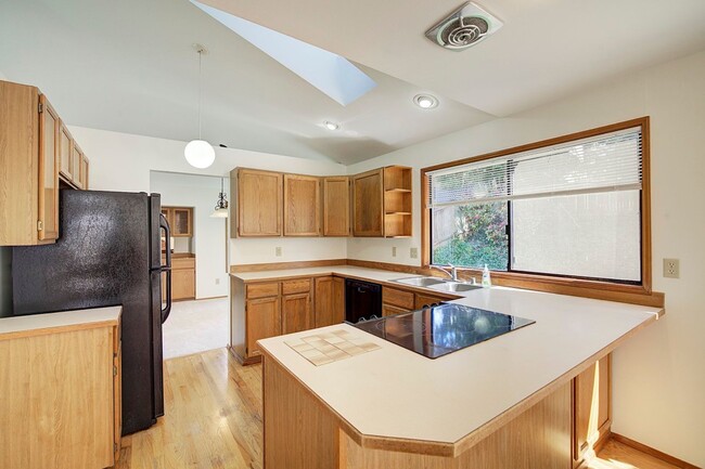 Building Photo - 4Bd/2.5Ba Sammamish Home