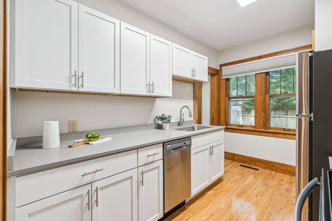Building Photo - Cute 4 Bedroom 2 Bath Bungalow with a fenc...
